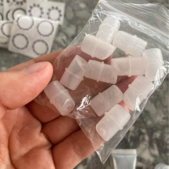 Refillable Cosmetic Tubes - Picture 5 of 7